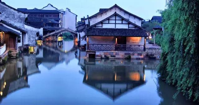 青瓦灰墻，高瓴飛檐，處處消磨時(shí)光