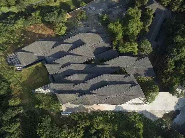 青瓦灰墻，高瓴飛檐，處處消磨時(shí)光