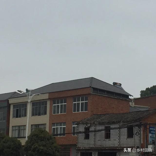 農(nóng)村自建房坡屋頂，用琉璃瓦還是樹脂瓦？看看內(nèi)行人的經(jīng)驗(yàn)分享