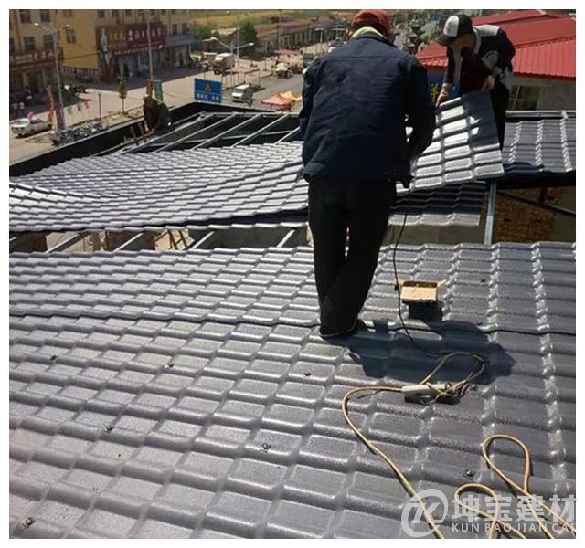 裝修屋頂選彩鋼瓦好還是合成樹(shù)脂瓦好？選對(duì)了直接節(jié)省幾千元